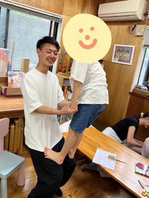 子どもたちと遊ぶサポーター