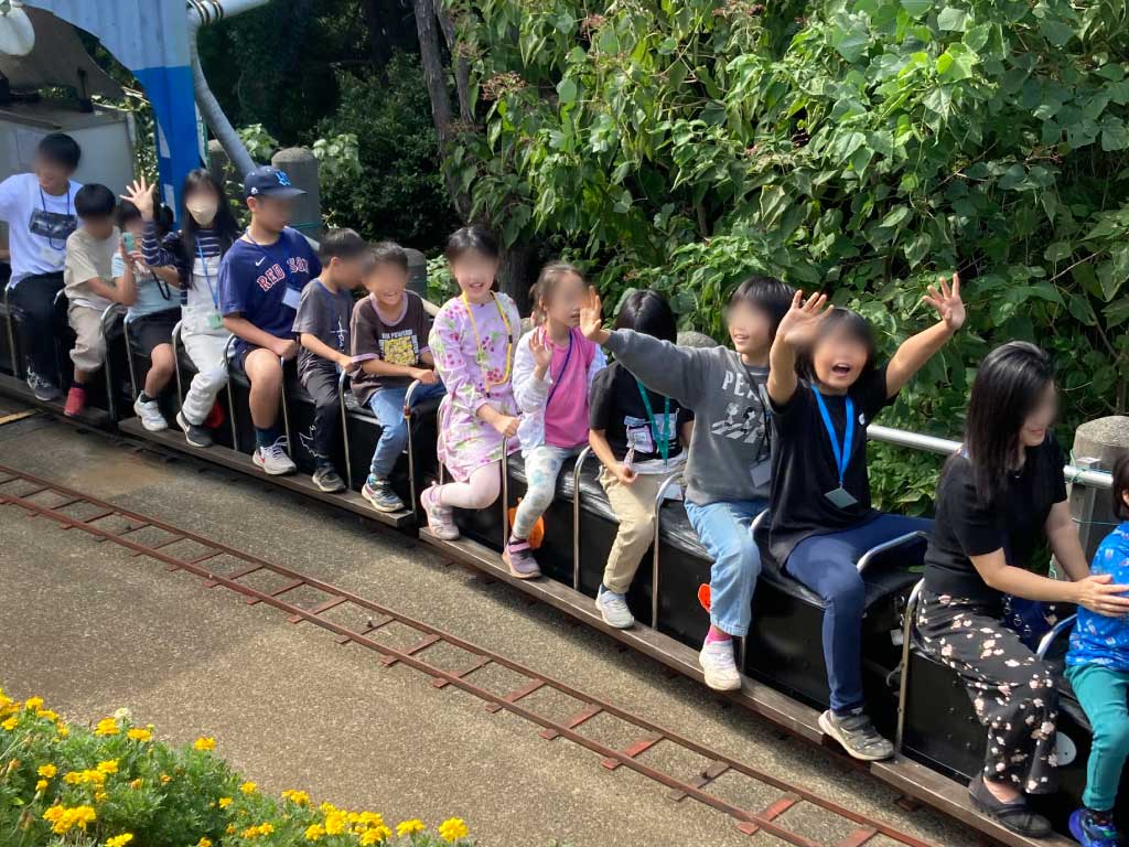 遠足を楽しむ子どもたち